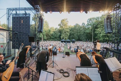 Klasyka w plenerze: Break in Classic 2026 z DOMOTEKĄ jako partnerem strefy relaksu